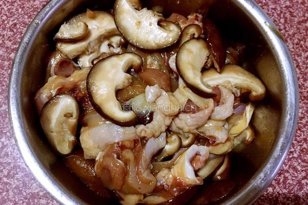 香菇蒸鸡腿肉的做法图解4