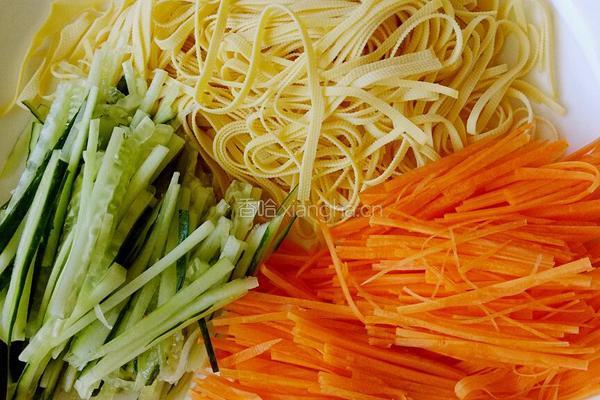 豆芽拌三丝的做法图解1