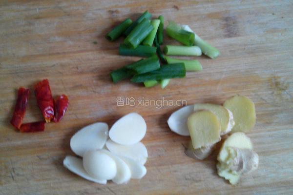 蚕蛹炒韭菜的做法图解3