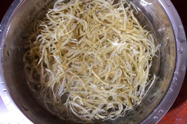 小银鱼炒辣椒的做法图解1