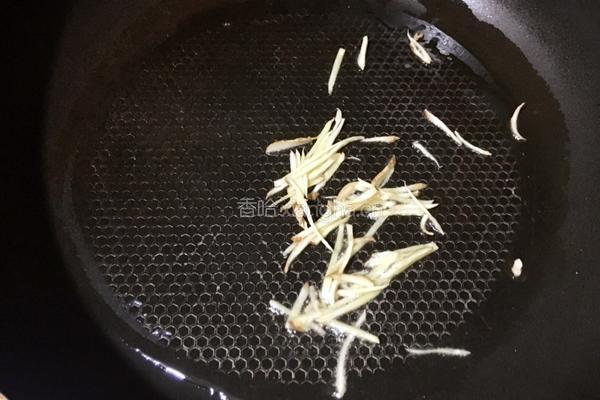 小银鱼炒辣椒的做法图解4