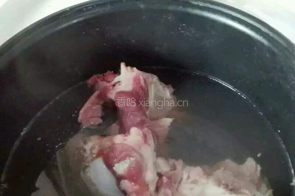 筒子骨炖莲藕的做法图解1