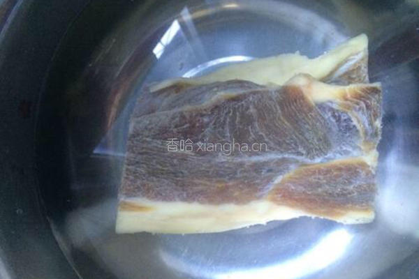豌豆炒腊肉的做法图解1