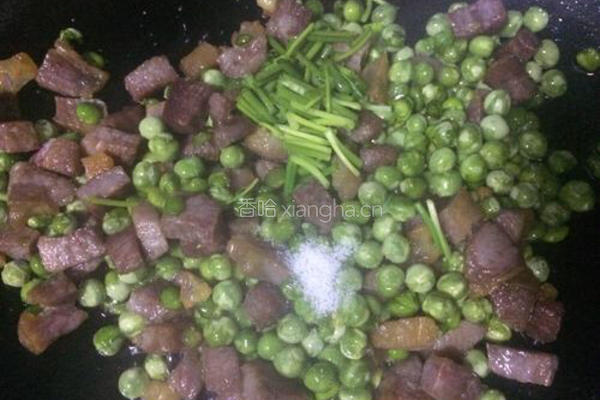 豌豆炒腊肉的做法图解8