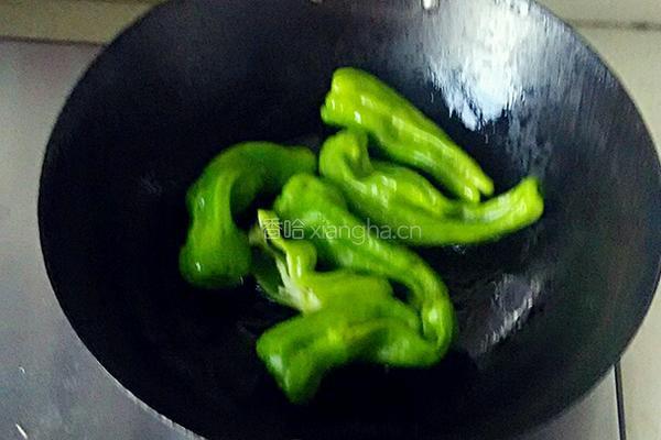 油焖虎皮尖椒的做法图解3