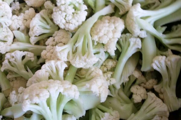 番茄炒菜花的做法图解1