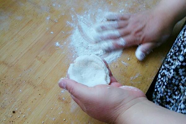 红糖芝麻糯米饼的做法图解3