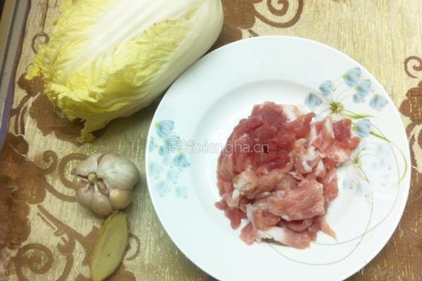 圆白菜炒肉的做法图解1