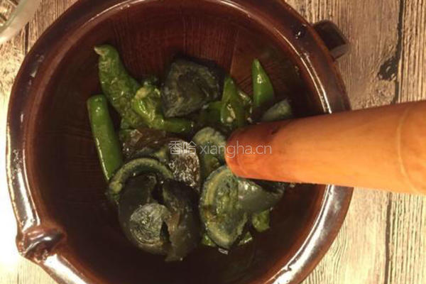 擂辣椒皮蛋的做法图解11