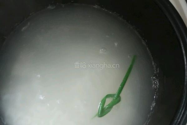 鲜虾芹菜粥的做法图解1