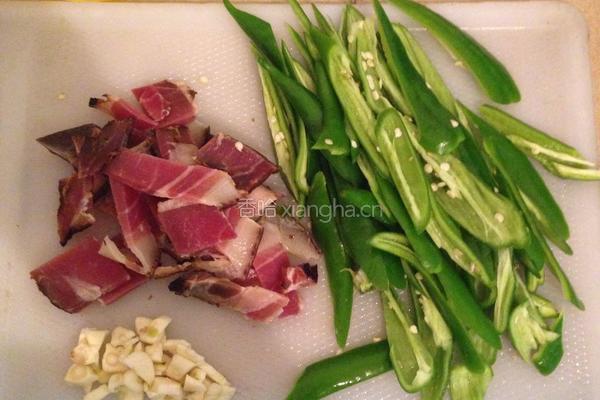 青椒炒腊肉的做法图解2