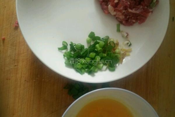 牛肉丸子萝卜汤的做法图解2