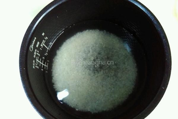 花生咸排骨粥的做法图解2