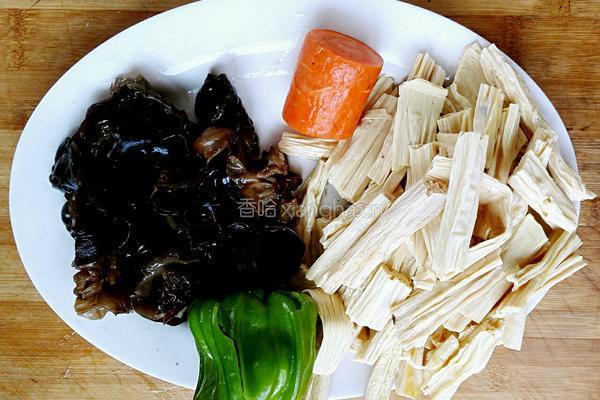 腐竹木耳炒肉的做法图解1