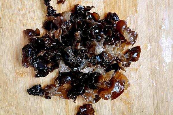 腐竹木耳炒肉的做法图解2