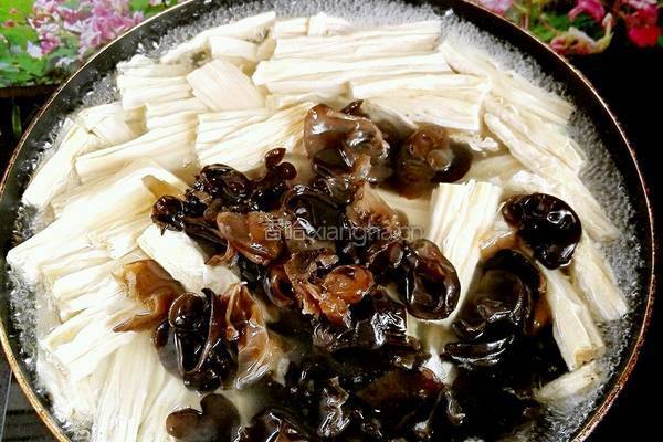 腐竹木耳炒肉的做法图解6