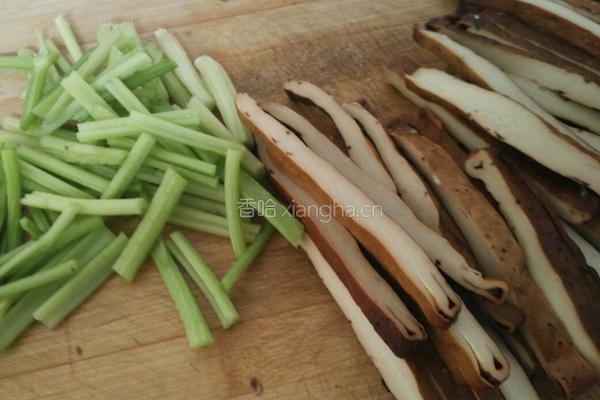 芹菜凉拌豆干的做法图解1
