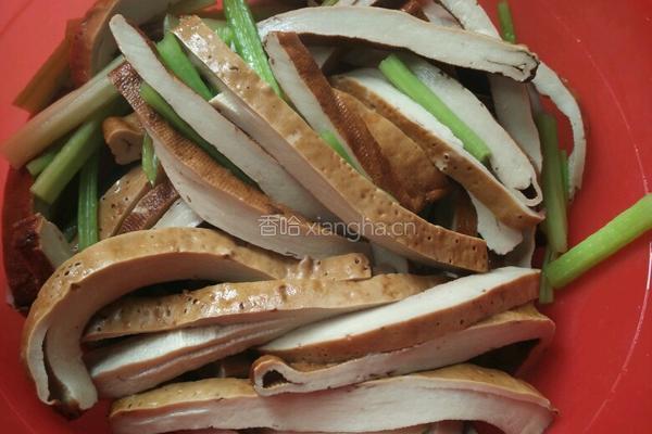 芹菜凉拌豆干的做法图解4