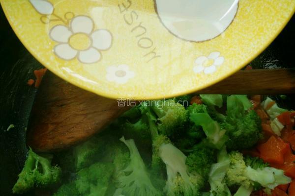西兰花炒胡萝卜的做法图解8