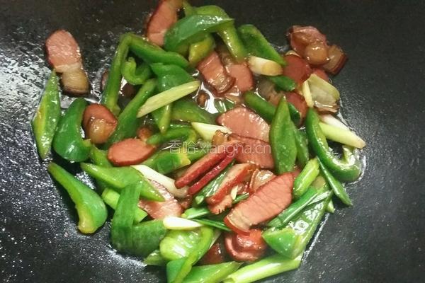 青椒蒜苗炒腊肉的做法图解6