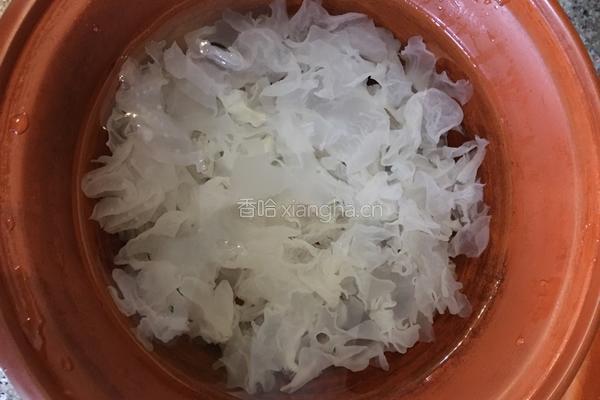 荸荠玉米银耳羹的做法图解1