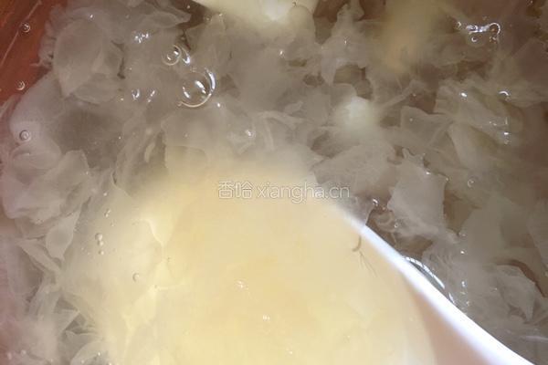 荸荠玉米银耳羹的做法图解2