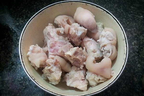 冰糖黄豆炖猪脚的做法图解3