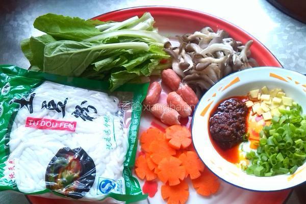 砂锅土豆粉的做法图解1