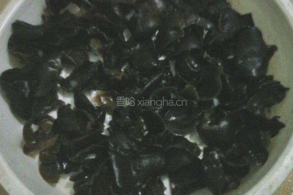 凉拌云耳的做法图解1