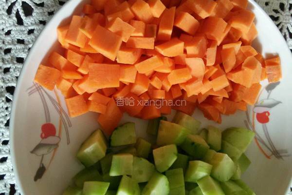 胡萝卜黄瓜炒饼的做法图解2