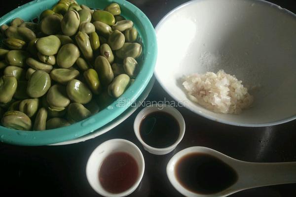 蒜香嫩蚕豆的做法图解1