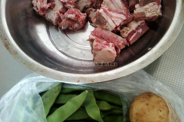 排骨土豆炖豆角的做法图解1