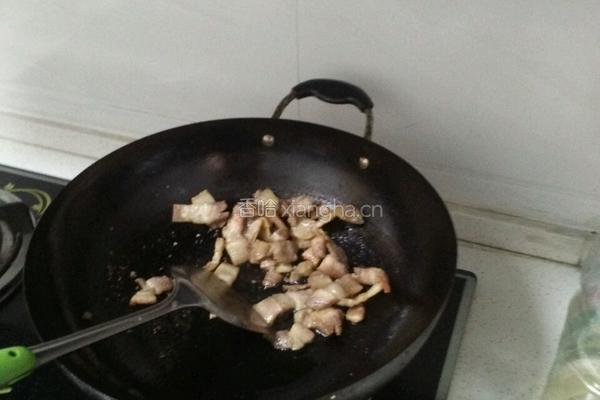青椒炒肉片的做法图解1