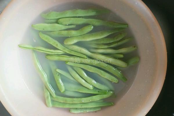 红椒四季豆炒腊肉的做法图解2