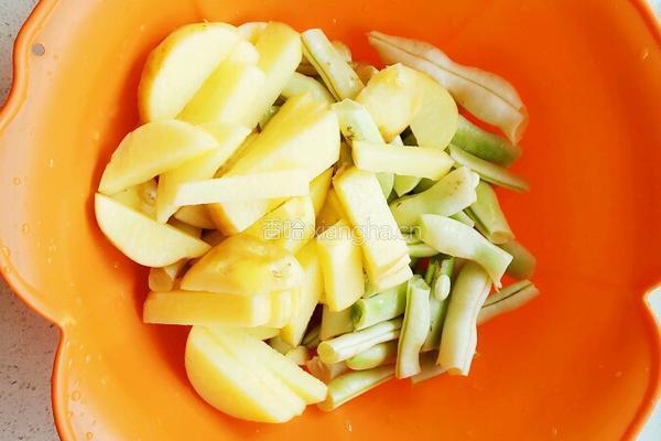 玉米粒土豆烧豆角的做法图解1
