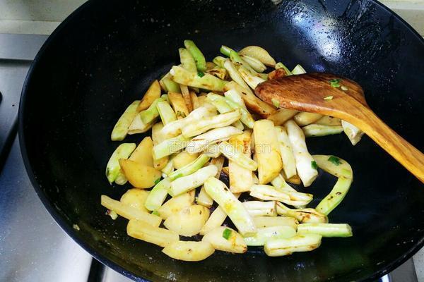 玉米粒土豆烧豆角的做法图解5