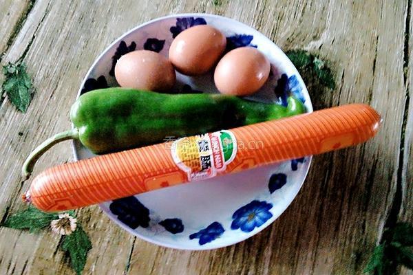 青椒炒鸡蛋火腿片的做法图解1
