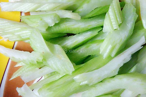 西芹木耳白玉菇的做法图解1