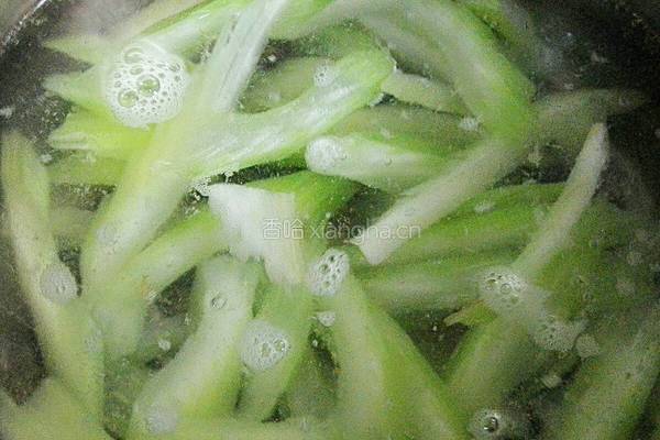 牛肉香菇炒芹菜的做法图解2