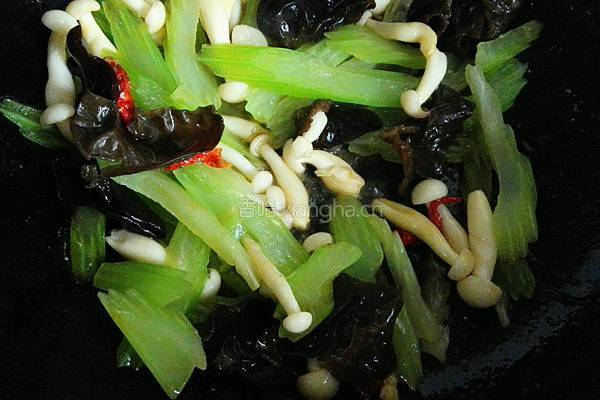 牛肉香菇炒芹菜的做法图解8