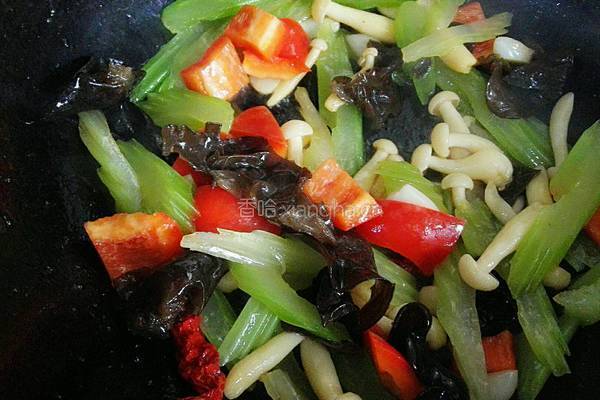 西芹木耳白玉菇的做法图解9