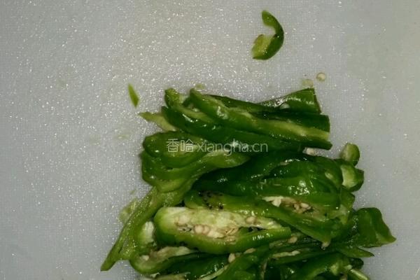 青椒土豆的做法图解1