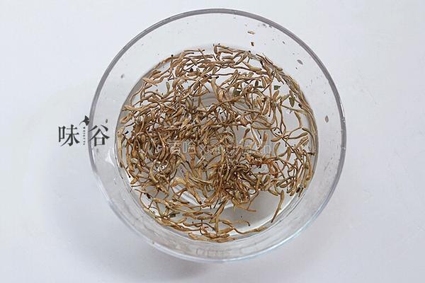 金银花枸杞汤的做法图解2