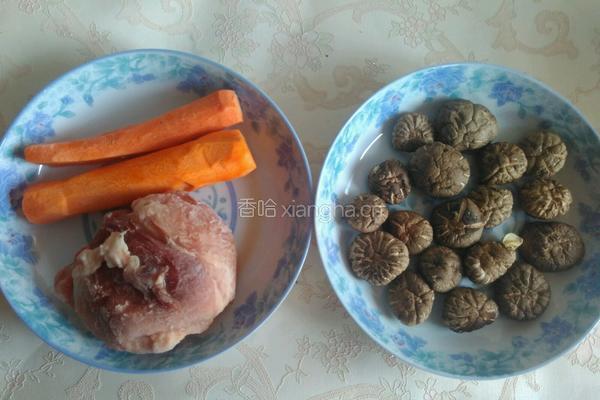 香菇猪肉胡萝卜饺子的做法图解1