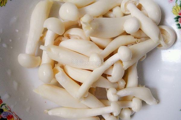 西芹木耳白玉菇的做法图解5
