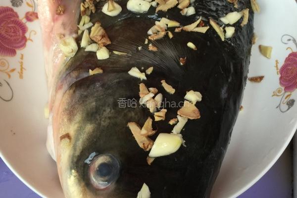 辣椒蒸鱼头的做法图解1