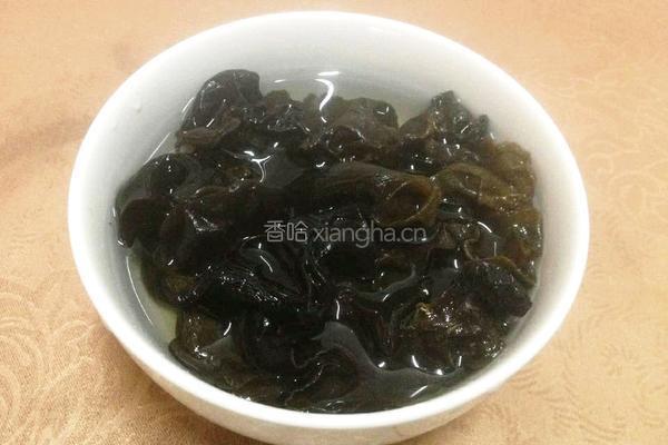 木耳鸽子汤的做法图解2