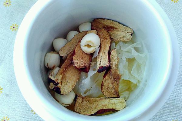 银耳红枣莲子汤的做法图解6