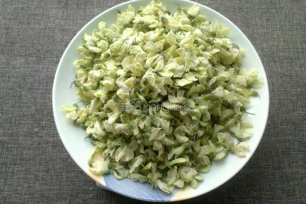 槐花麦饭的做法图解1