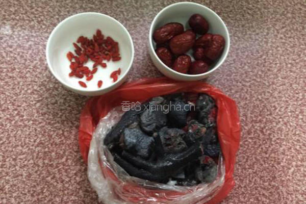 枸杞红枣乌鸡汤的做法图解1